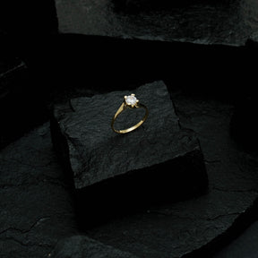 Anel Dourado Solitário com Pedra de Zircônia Pequena