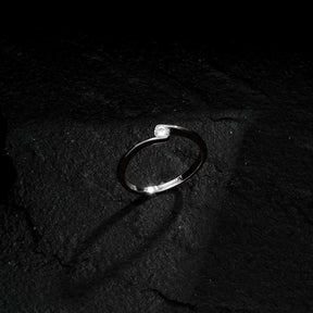 Anel Prateado Solitário Ponto de Luz Zircônia